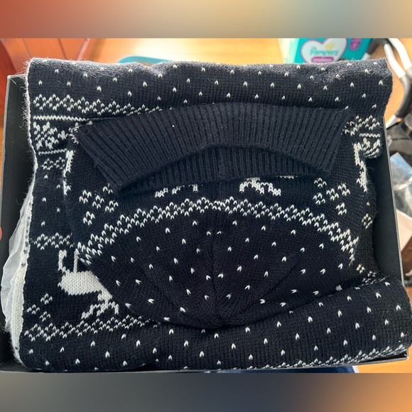 Abercrombie & Fitch scarf and beanie set - Picture 2 of 3